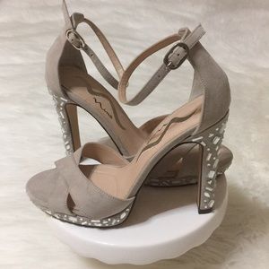 ✨NWOT ✨ NINA / Nude Rhinestones Heels